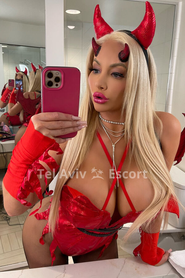 Nicolette Shea